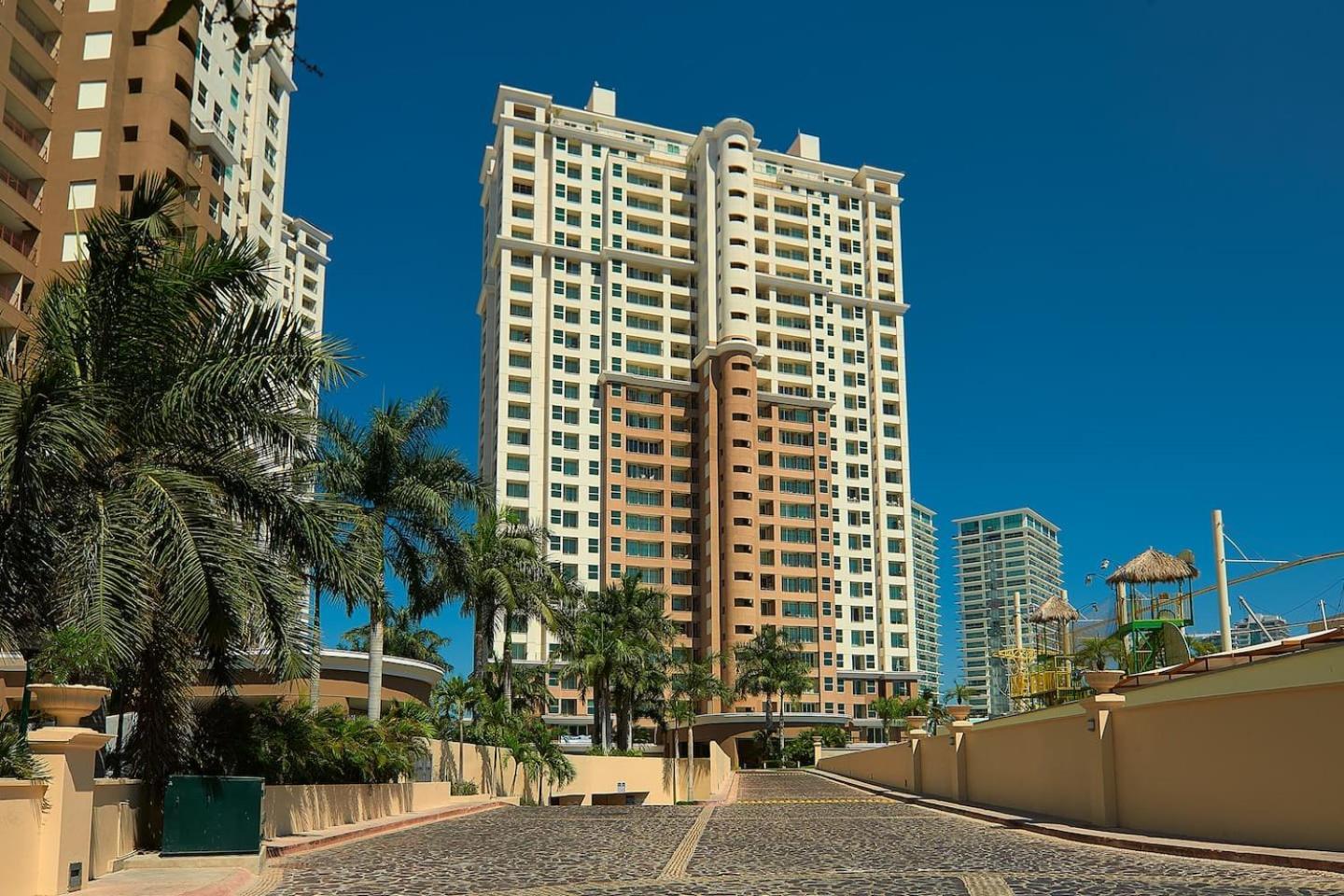 Grand Venetian Beachfront Condos Puerto Vallarta Bagian luar foto