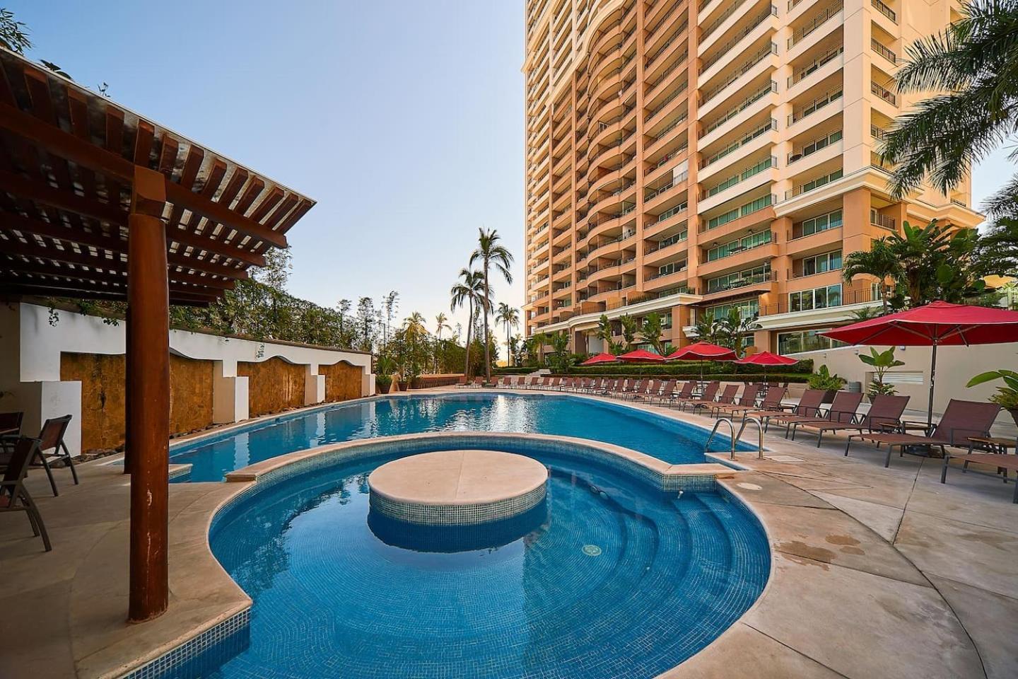 Grand Venetian Beachfront Condos Puerto Vallarta Bagian luar foto