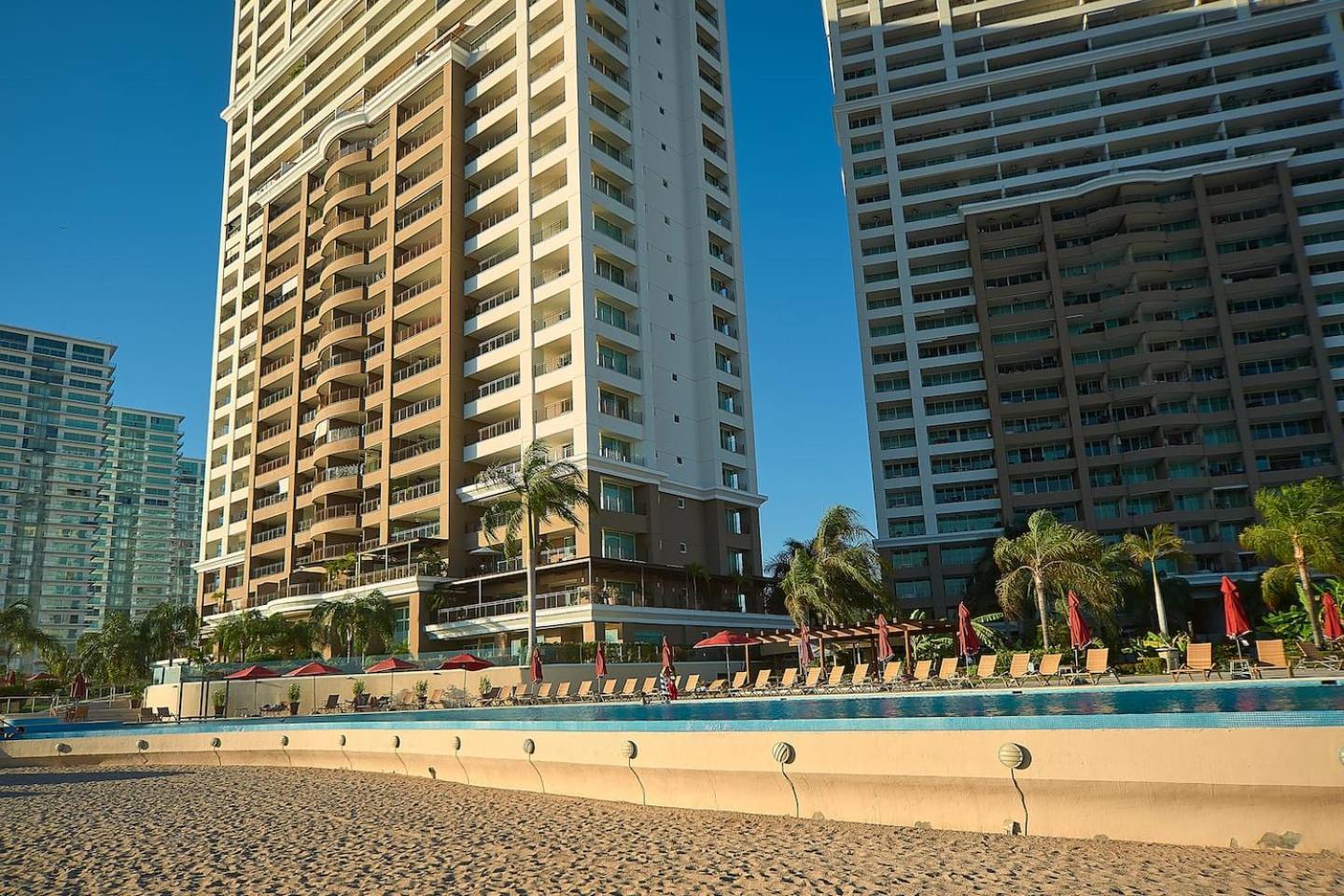 Grand Venetian Beachfront Condos Puerto Vallarta Bagian luar foto