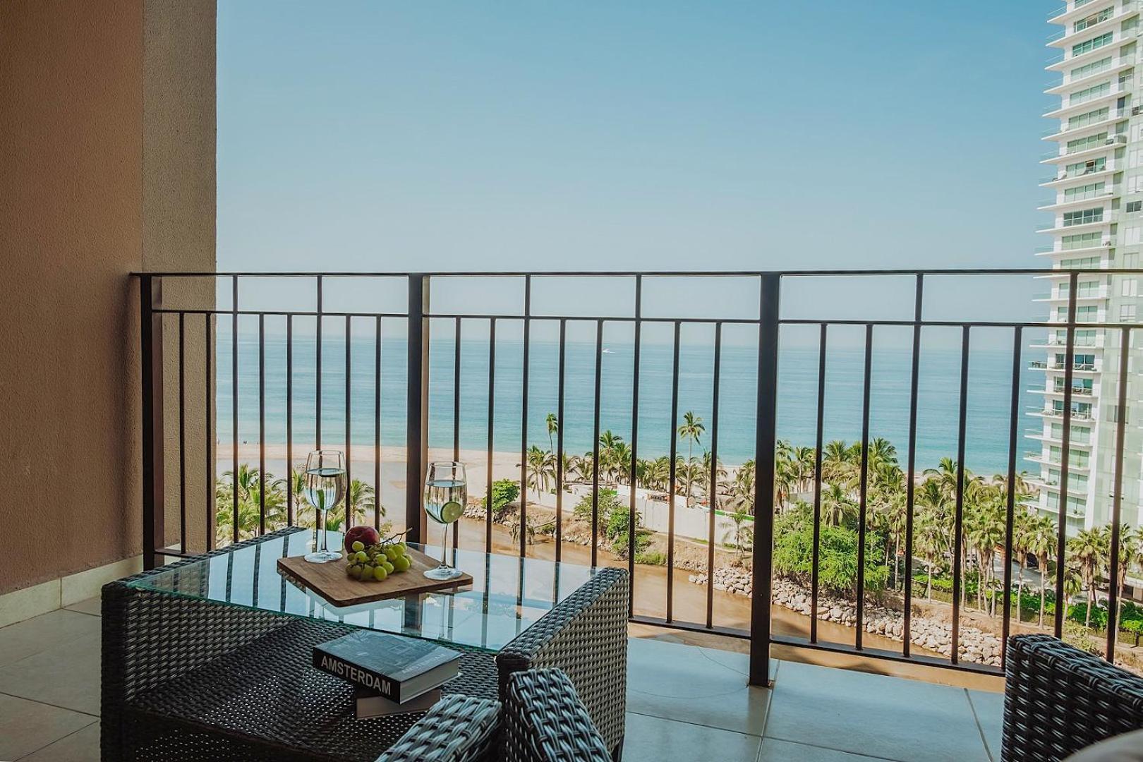Grand Venetian Beachfront Condos Puerto Vallarta Bagian luar foto