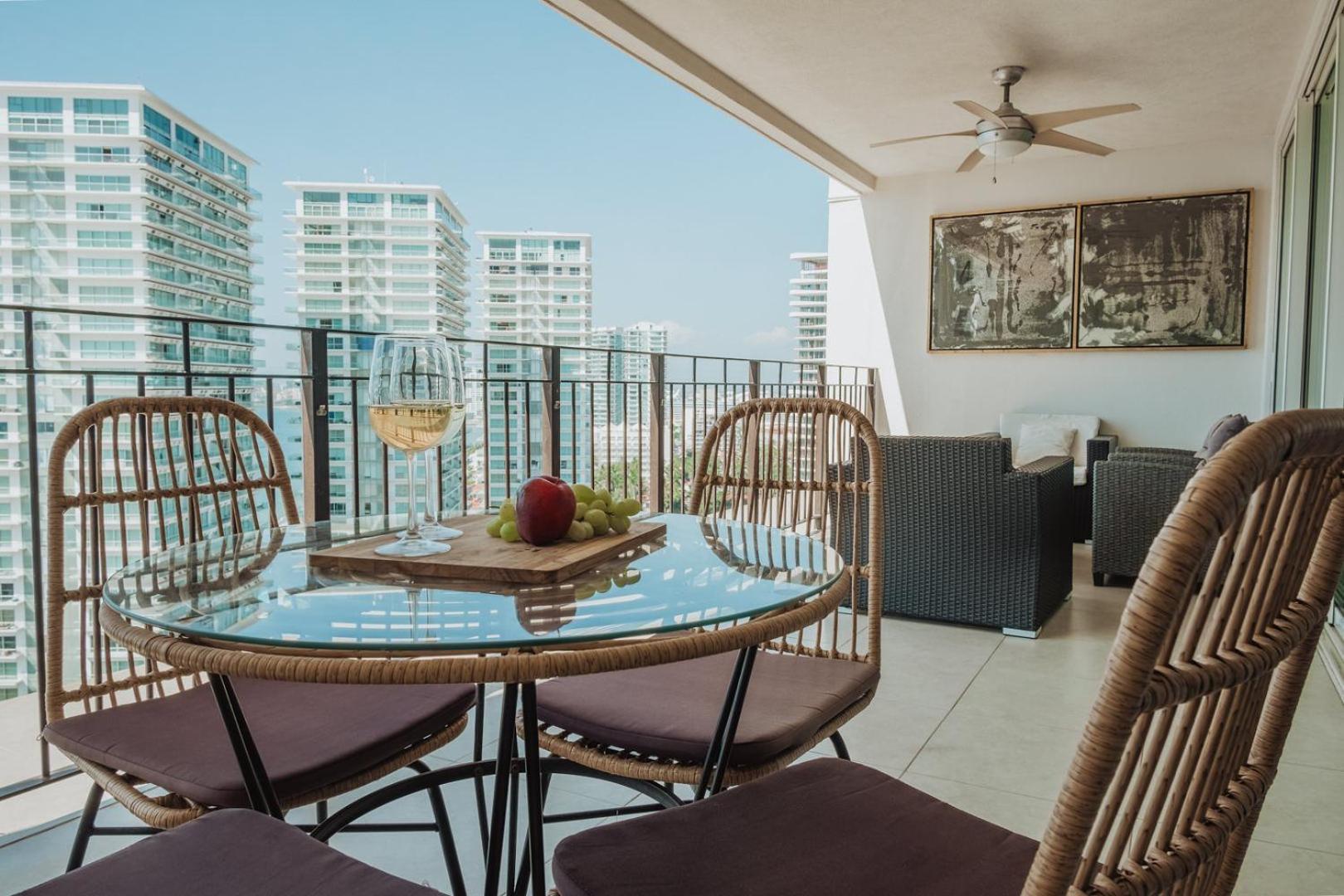 Grand Venetian Beachfront Condos Puerto Vallarta Bagian luar foto