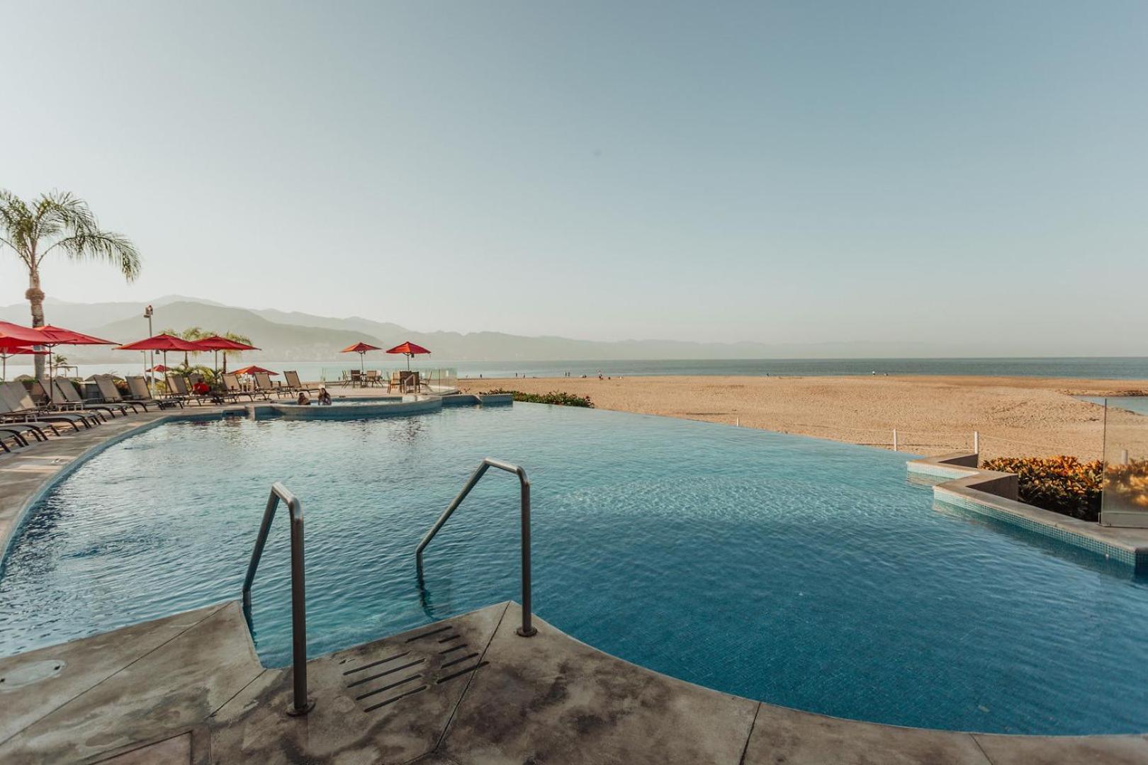 Grand Venetian Beachfront Condos Puerto Vallarta Bagian luar foto