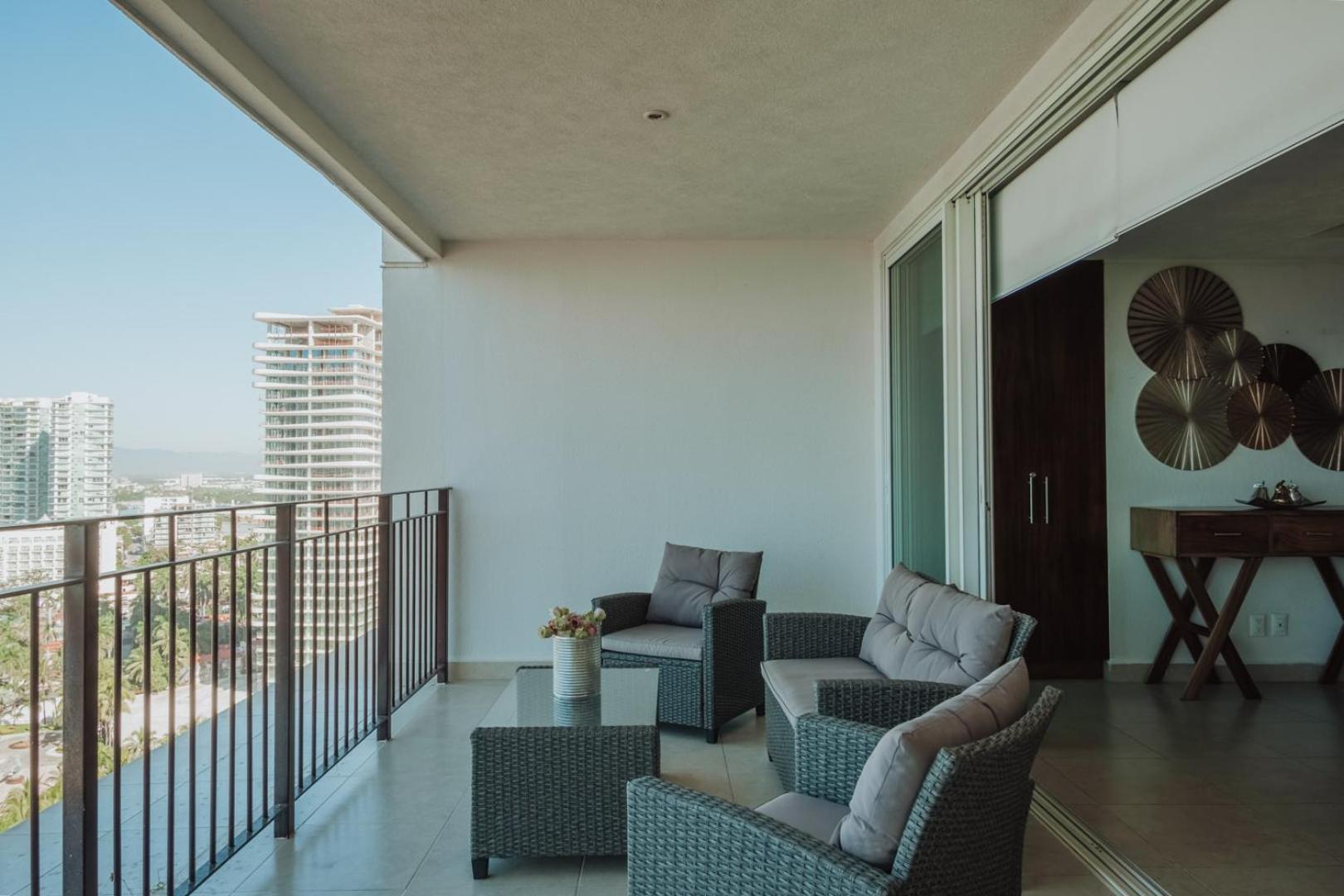 Grand Venetian Beachfront Condos Puerto Vallarta Bagian luar foto